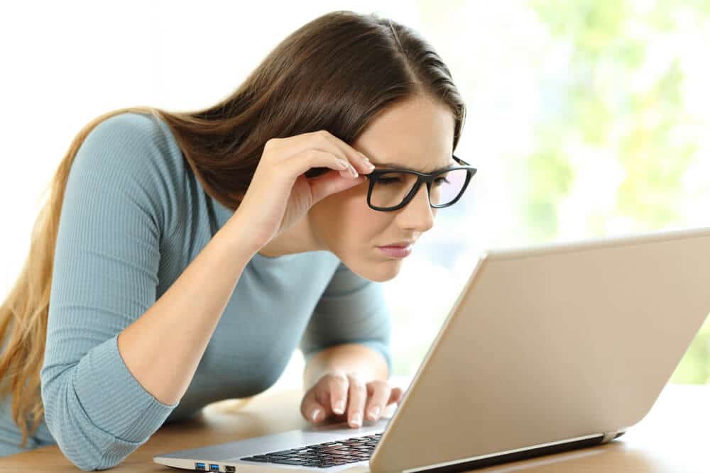 kobieta w okularach przy laptopie