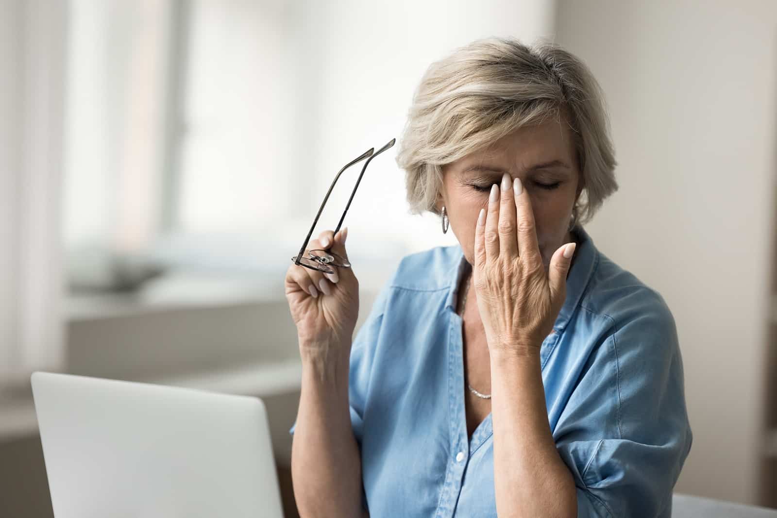 Dlaczego mam problemy z ostrością w jednym oku