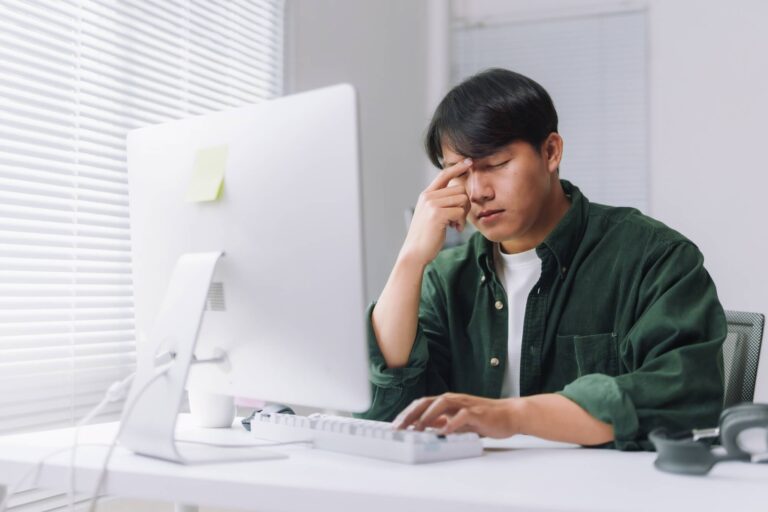 Skąd biorą się częste bóle głowy przy pracy wzrokowej?