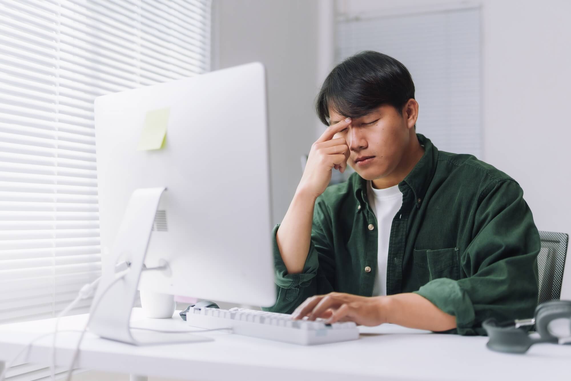 Skąd biorą się częste bóle głowy przy pracy wzrokowej?