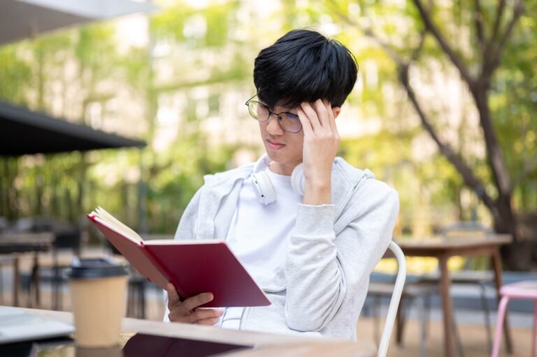 Dlaczego czuję napięcie w okolicy skroni przy czytaniu?