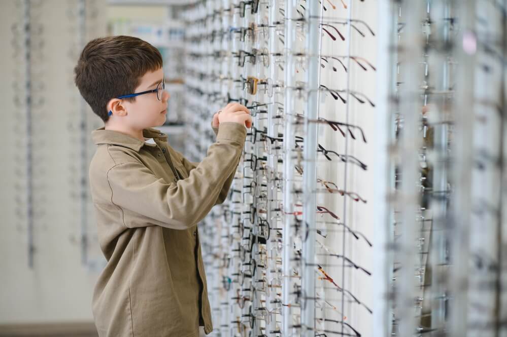 Pierwsze okulary dla dziecka – jak wybrać odpowiednie oprawki?